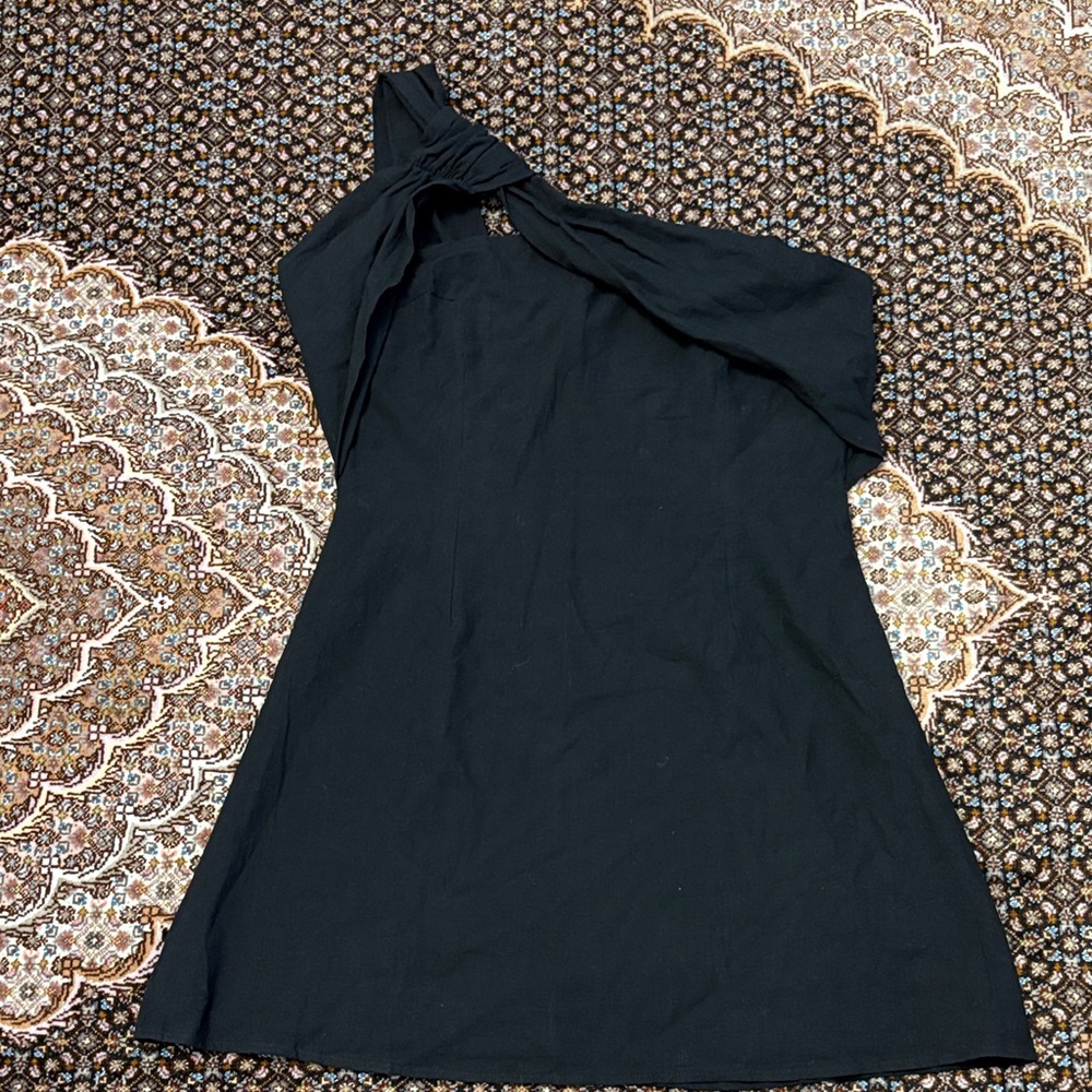 Chic Black One-Shoulder Dress
